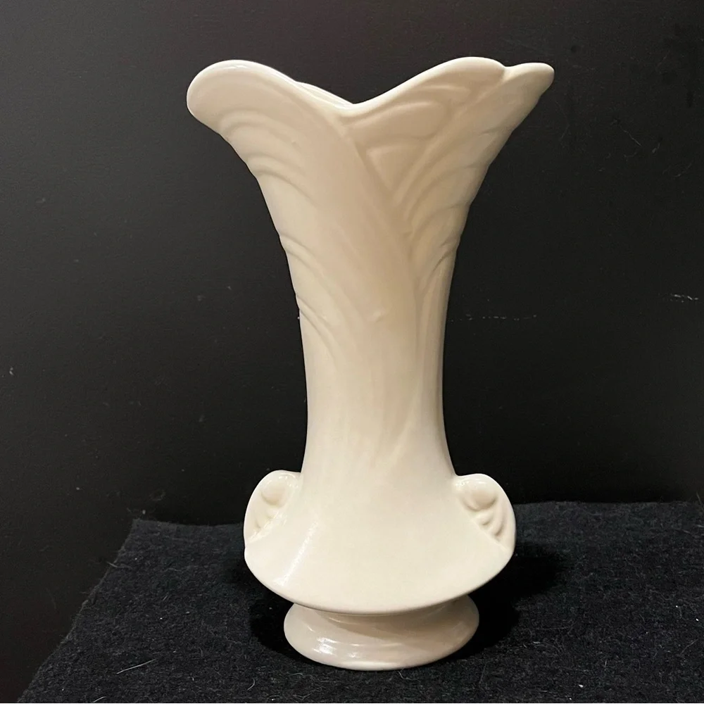 Vintage Shawnee Pottery Vase Ruffled Rim Pedestal Base 9" Matte Cream USA - Picture 3 of 15